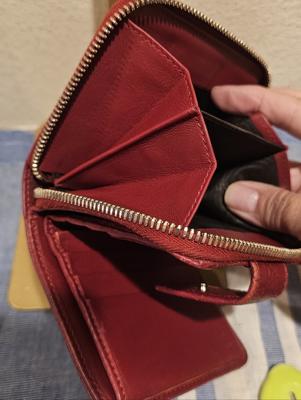 Gucci micro red zip around wallet - Picture 7 of 13